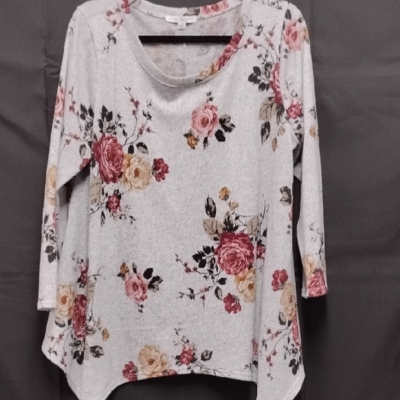 Green Envelope Tops - Green Envelope Floral Long Sleeve Top - Gray and Red